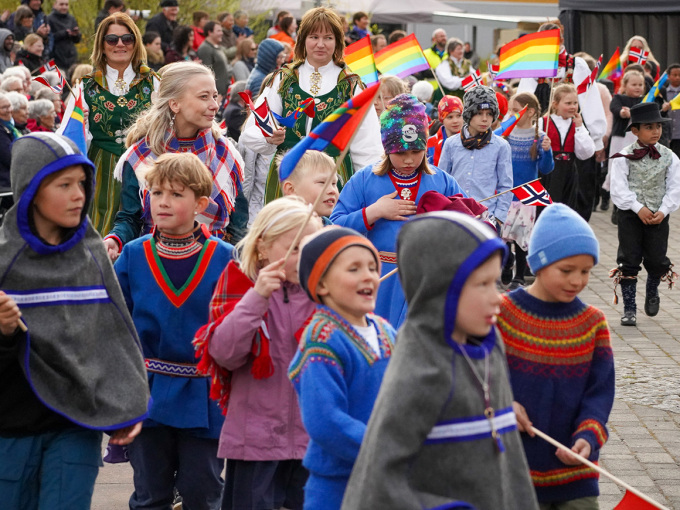 Barna i Hattfjelldal gikk tog for Kongen og Dronningen. Foto: Liv Anette Luane, Det kongelige hoff